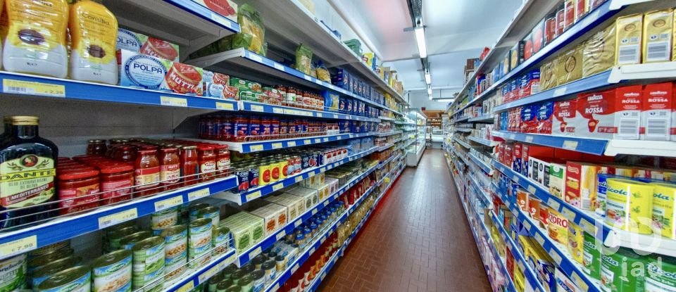 Negozio / locale commerciale di 300 m² in Genova (16135)