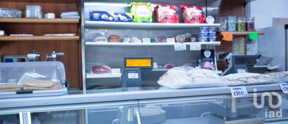 Negozio / locale commerciale di 300 m² in Genova (16135)