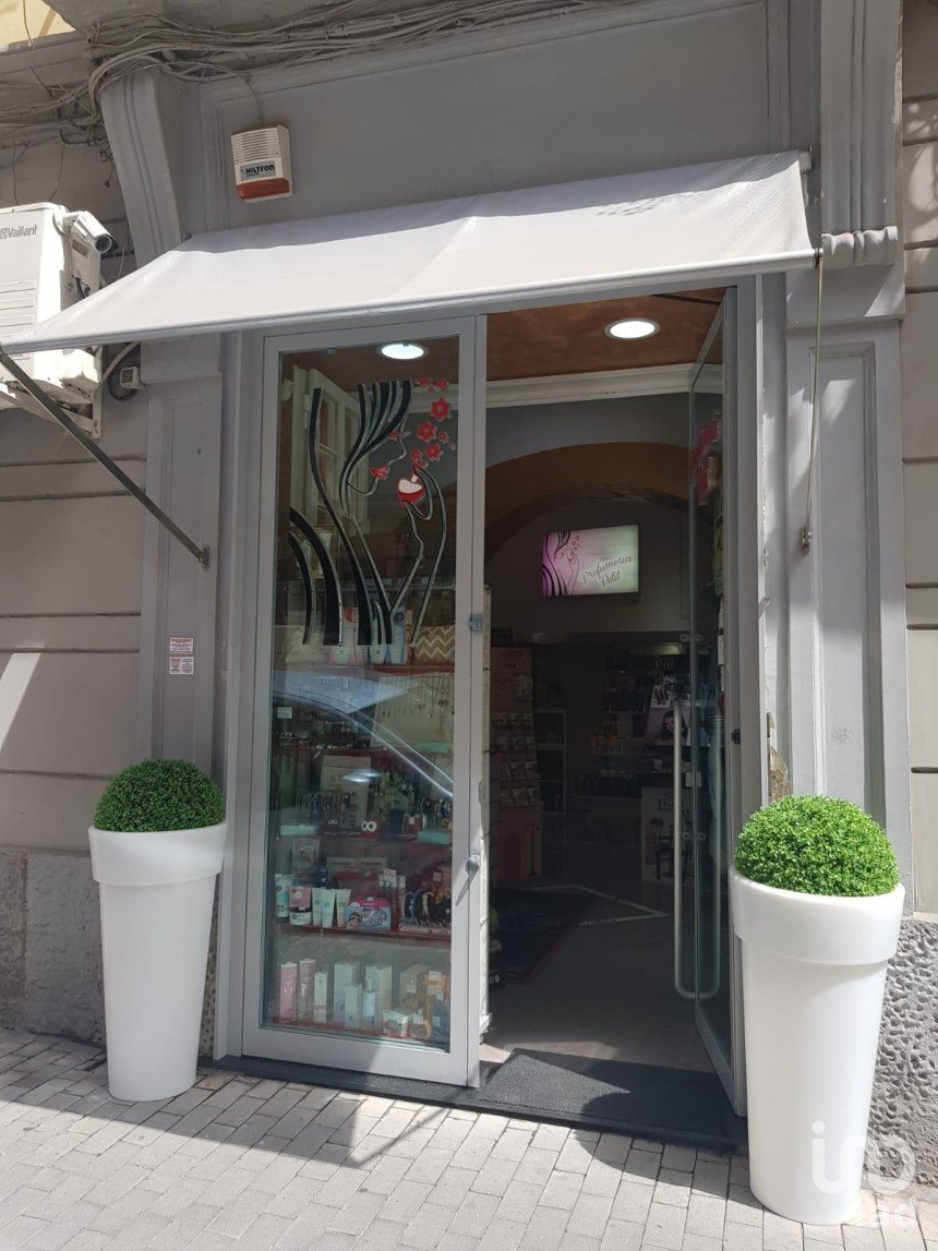 Negozio / locale commerciale di 36 m² in Napoli (80121)