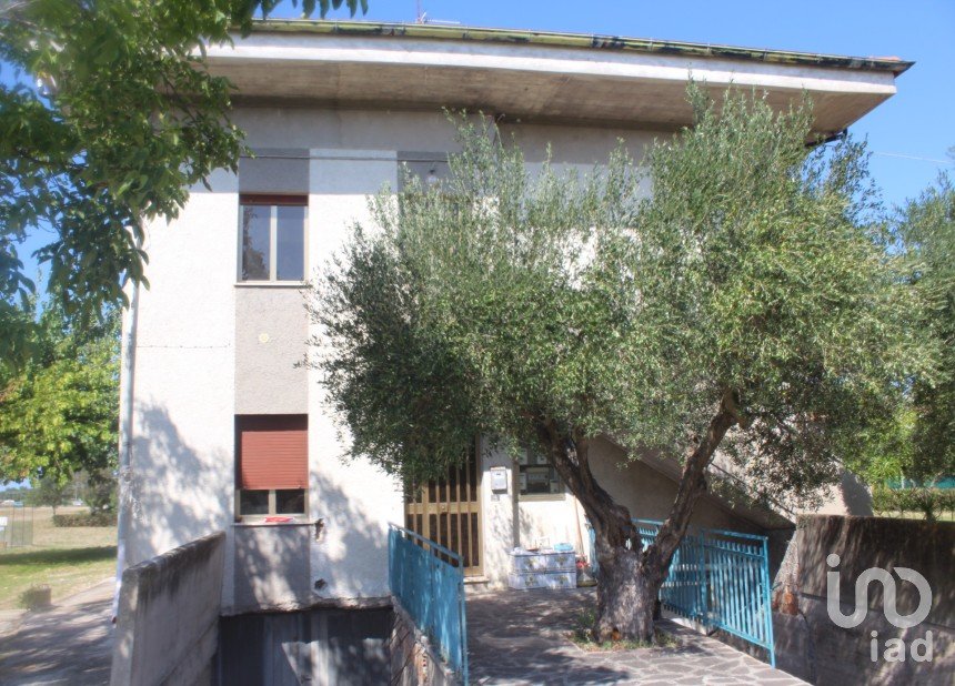 Casa indipendente 30 locali di 630 m² in Fano (61032)