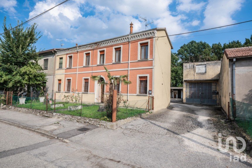 Villa Bifamiliare 6 locali di 335 m² in Argenta (44011)