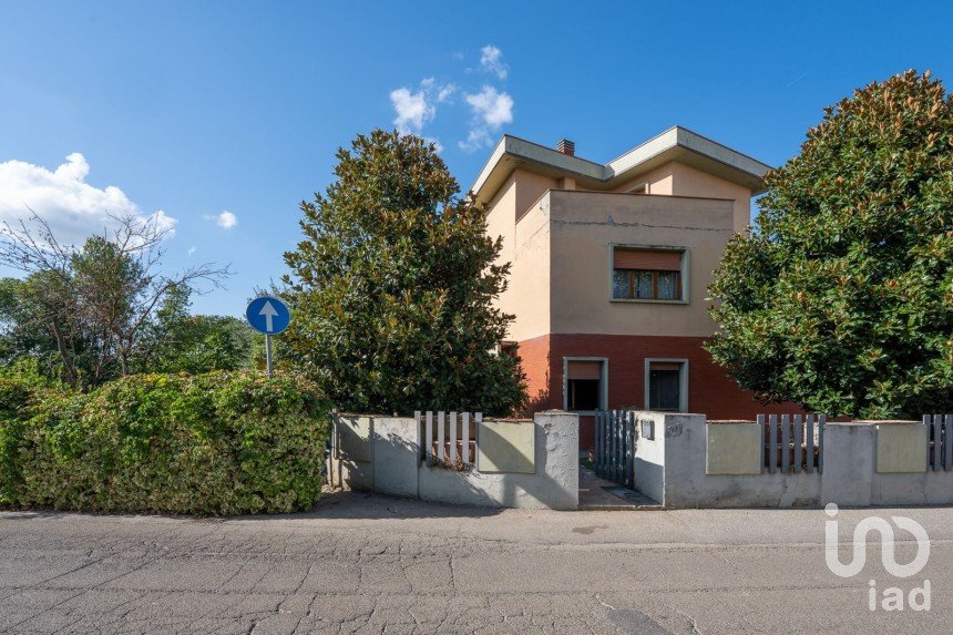 Casale 14 locali di 355 m² in Campi Bisenzio (50013)