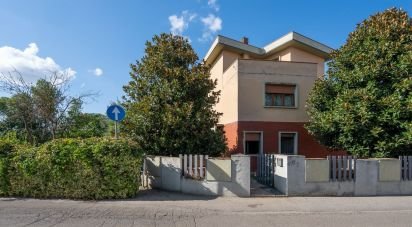 Casale 14 locali di 355 m² in Campi Bisenzio (50013)