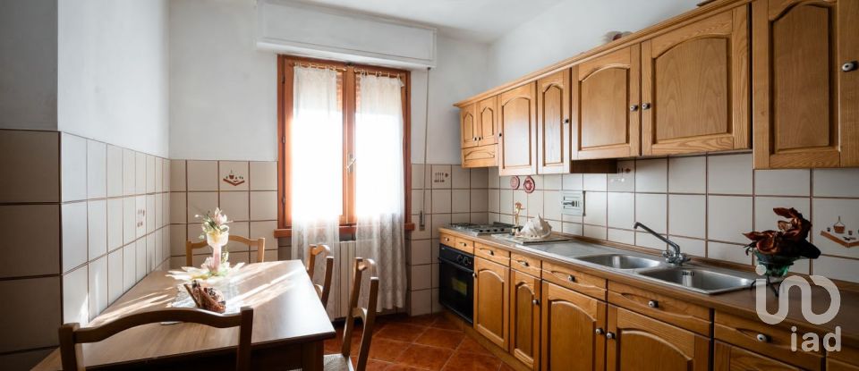 Casale 14 locali di 355 m² in Campi Bisenzio (50013)