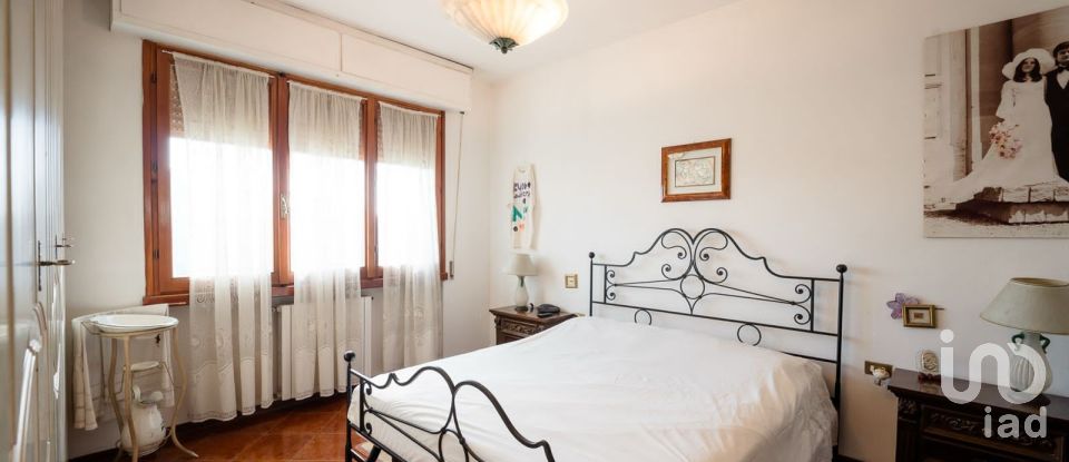 Casale 14 locali di 355 m² in Campi Bisenzio (50013)