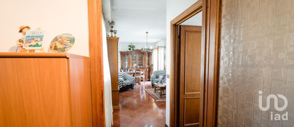 Casale 14 locali di 355 m² in Campi Bisenzio (50013)