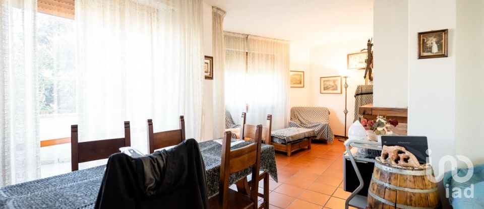 Casale 14 locali di 355 m² in Campi Bisenzio (50013)