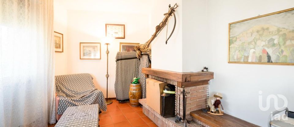 Casale 14 locali di 355 m² in Campi Bisenzio (50013)