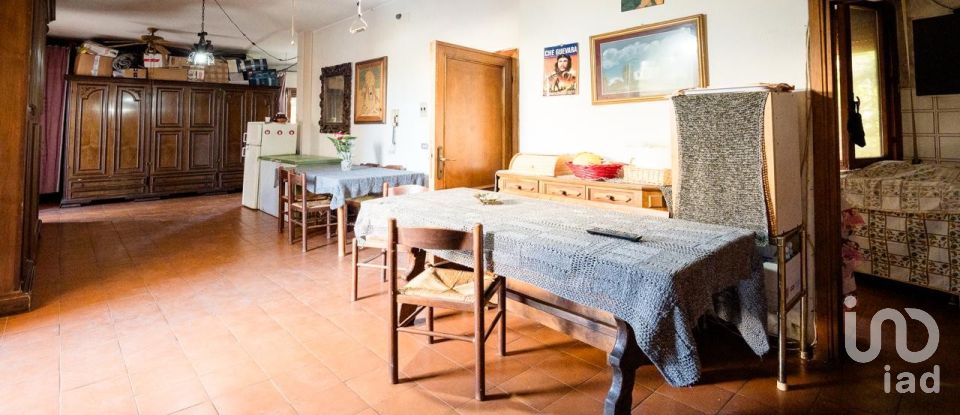 Casale 14 locali di 355 m² in Campi Bisenzio (50013)