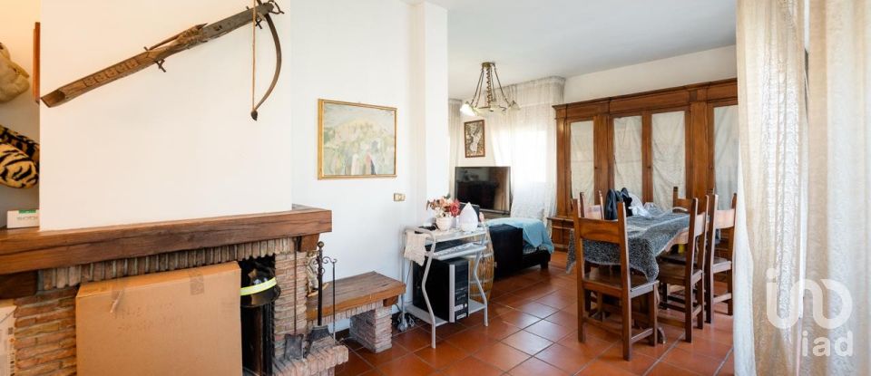 Casale 14 locali di 355 m² in Campi Bisenzio (50013)