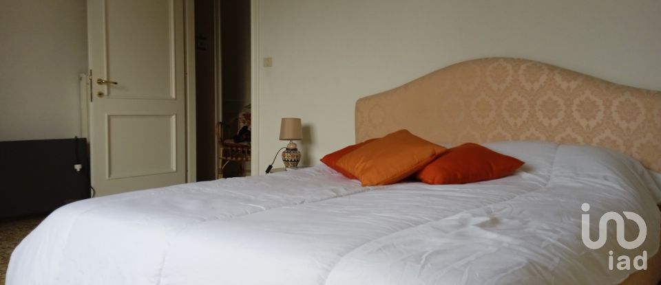 Villa Bifamiliare 11 locali di 185 m² in Acquapendente (01021)