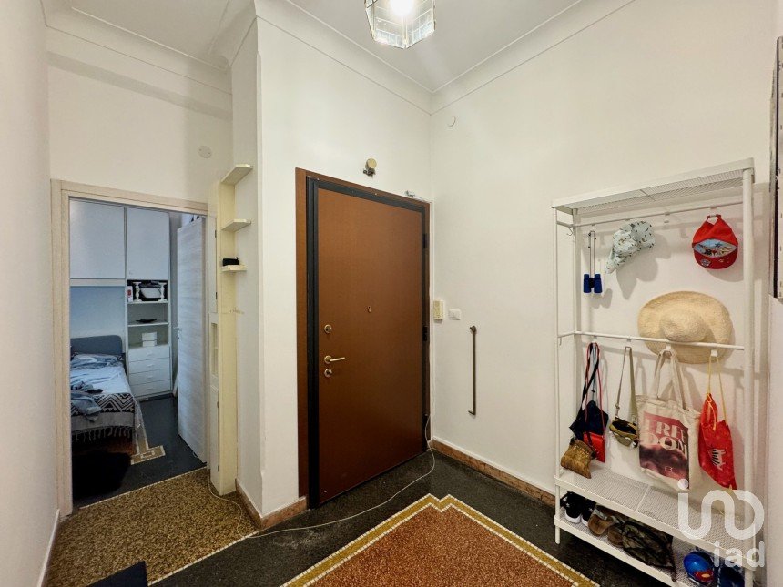 Three-room apartment of 73 m² in Genova (16143)