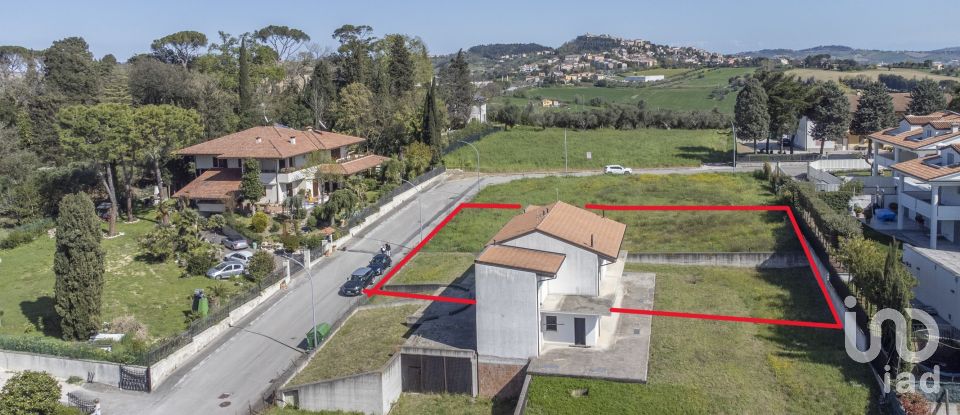Villa Bifamiliare 9 locali di 170 m² in Osimo (60027)