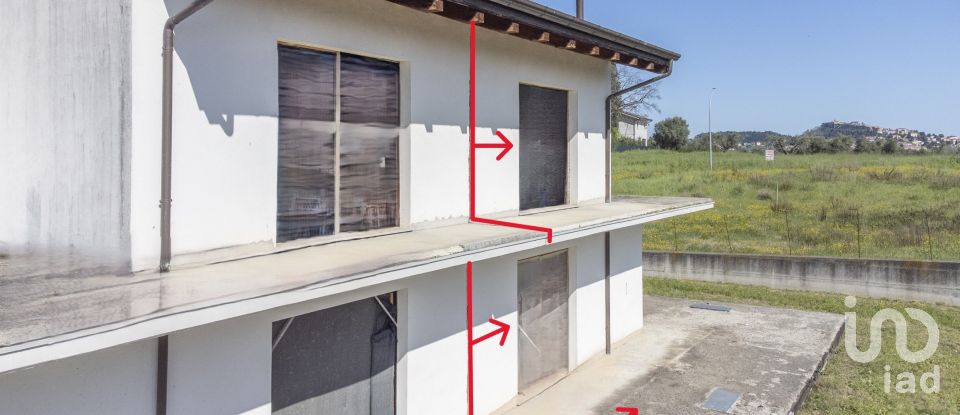 Villa Bifamiliare 9 locali di 170 m² in Osimo (60027)