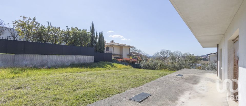 Villa Bifamiliare 9 locali di 170 m² in Osimo (60027)