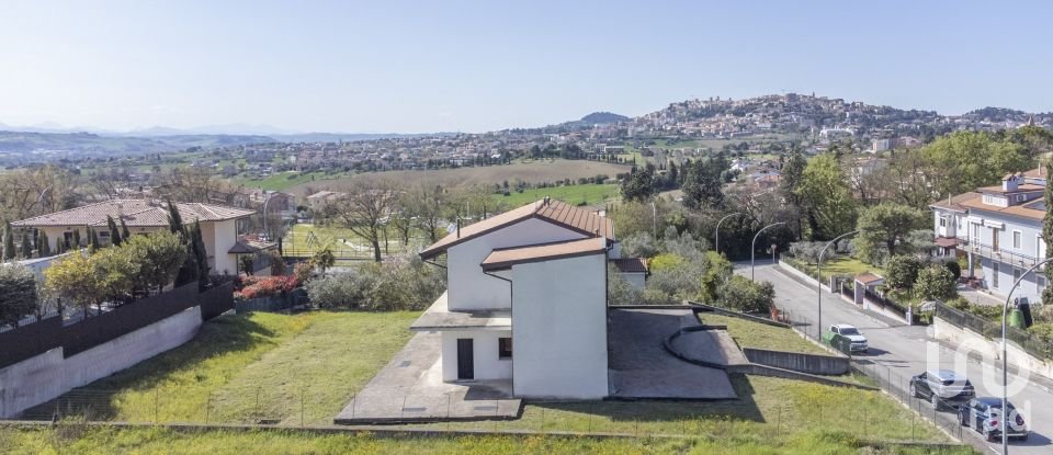Villa Bifamiliare 9 locali di 170 m² in Osimo (60027)