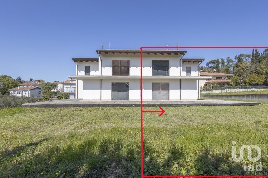 Villa Bifamiliare 9 locali di 170 m² in Osimo (60027)
