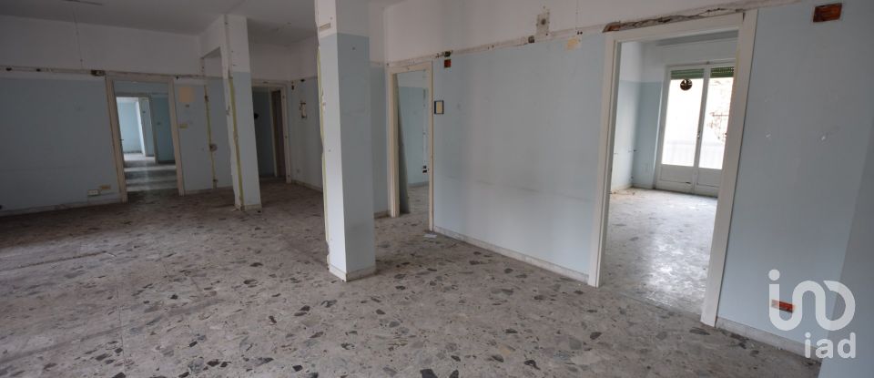 Varie superfici di 1.702 m² in Genova (16138)