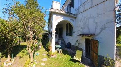 Casale 15 locali di 310 m² in Genova (16162)