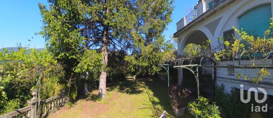 Casale 15 locali di 310 m² in Genova (16162)