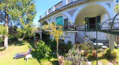 Casale 15 locali di 310 m² in Genova (16162)