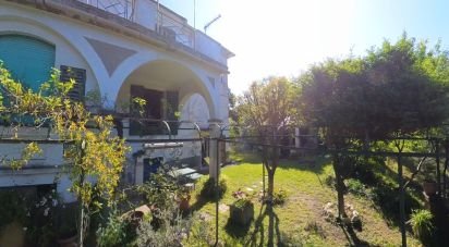 Casale 15 locali di 310 m² in Genova (16162)