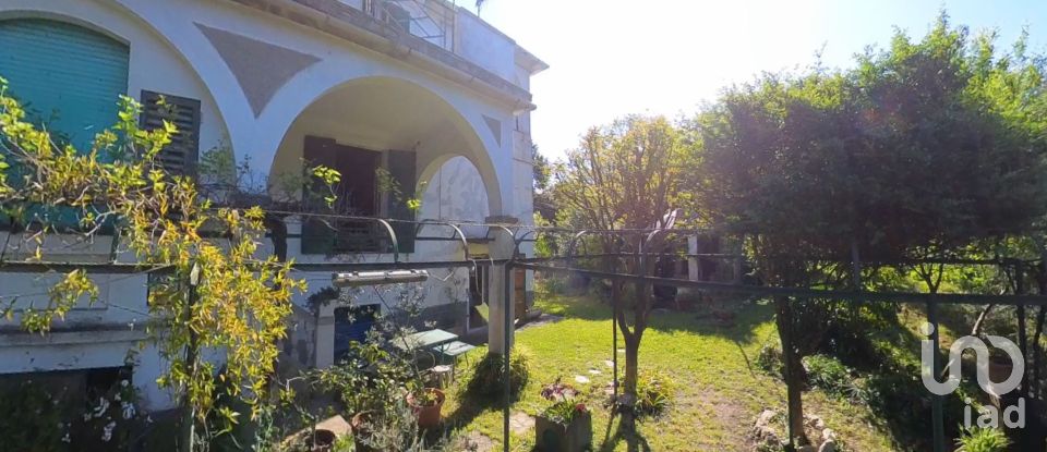 Casale 15 locali di 310 m² in Genova (16162)