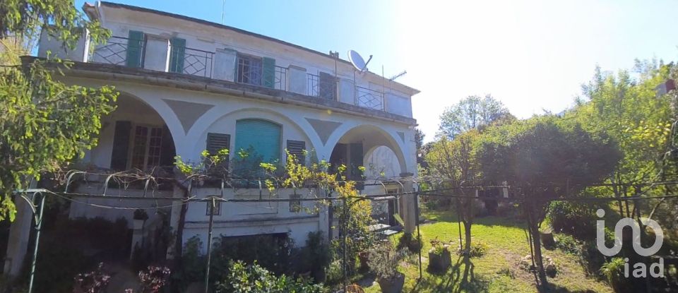 Casale 15 locali di 310 m² in Genova (16162)