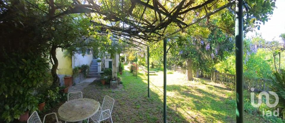 Casale 15 locali di 310 m² in Genova (16162)