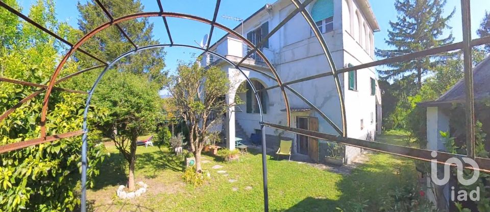 Casale 15 locali di 310 m² in Genova (16162)