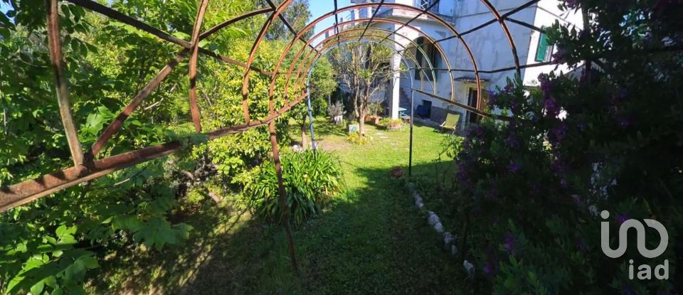 Casale 15 locali di 310 m² in Genova (16162)