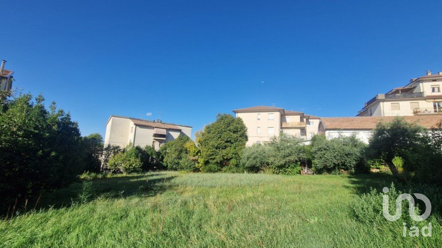 Terreno di 1.160 m² in Osimo (60027)