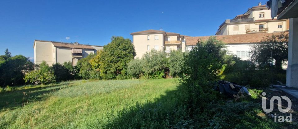 Terreno di 1.160 m² in Osimo (60027)