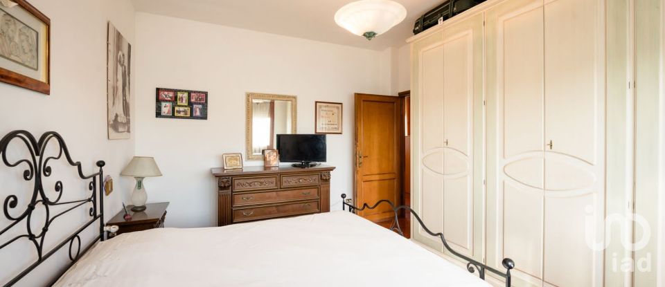 Casale 14 locali di 355 m² in Campi Bisenzio (50013)