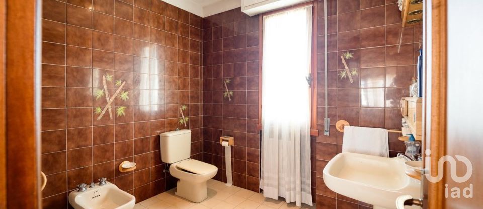 Casale 14 locali di 355 m² in Campi Bisenzio (50013)