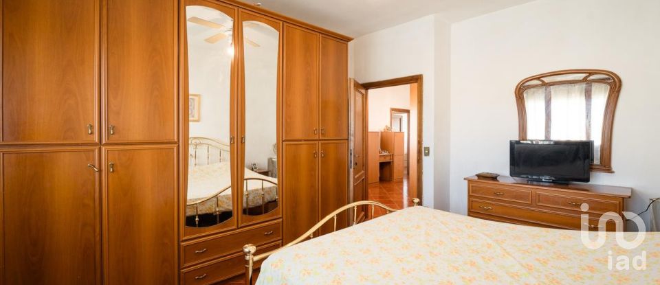 Casale 14 locali di 355 m² in Campi Bisenzio (50013)