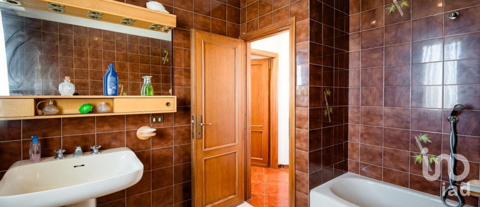 Casale 14 locali di 355 m² in Campi Bisenzio (50013)