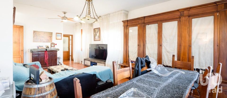 Casale 14 locali di 355 m² in Campi Bisenzio (50013)