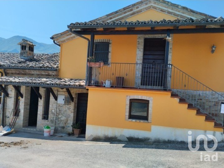 Casa di paese 14 locali di 220 m² in Colledara (64042)