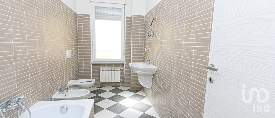 Three-room apartment of 98 m² in Genova (16127)