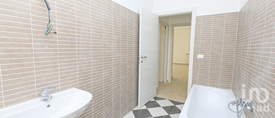 Three-room apartment of 98 m² in Genova (16127)