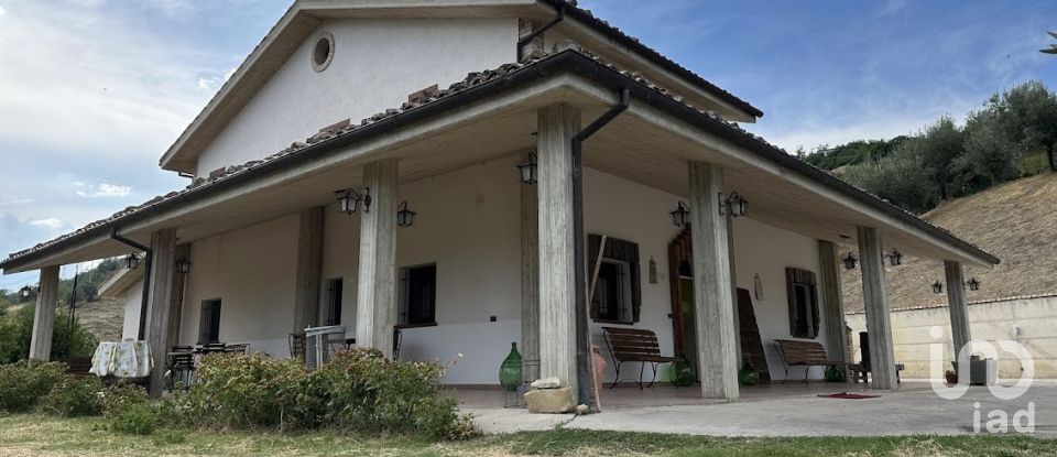 Rustico 9 locali di 280 m² in Castiglione Messer Raimondo (64034)