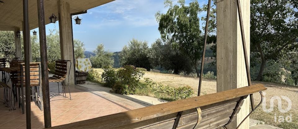 Rustico 9 locali di 280 m² in Castiglione Messer Raimondo (64034)