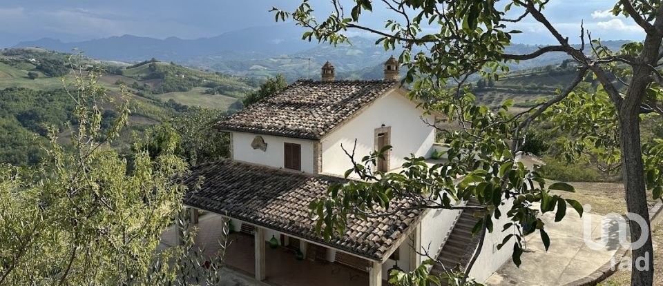 Rustico 9 locali di 280 m² in Castiglione Messer Raimondo (64034)