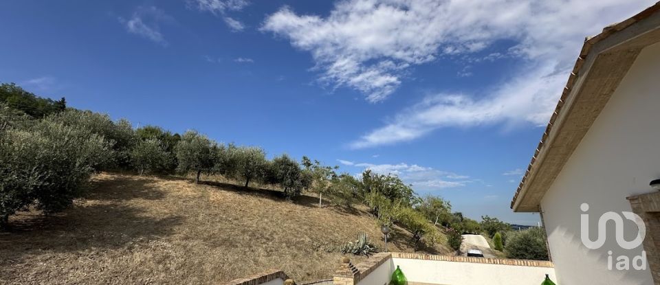 Rustico 9 locali di 280 m² in Castiglione Messer Raimondo (64034)