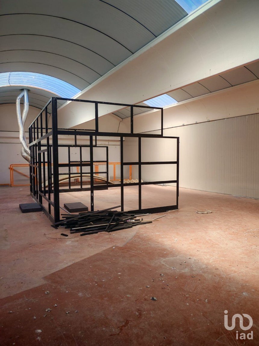 Negozio / locale commerciale di 400 m² in Olbia (07026)