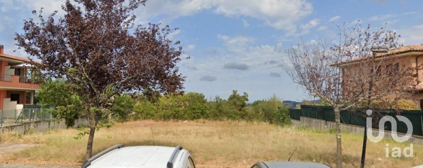 Terreno di 712 m² in Mombaroccio (61024)