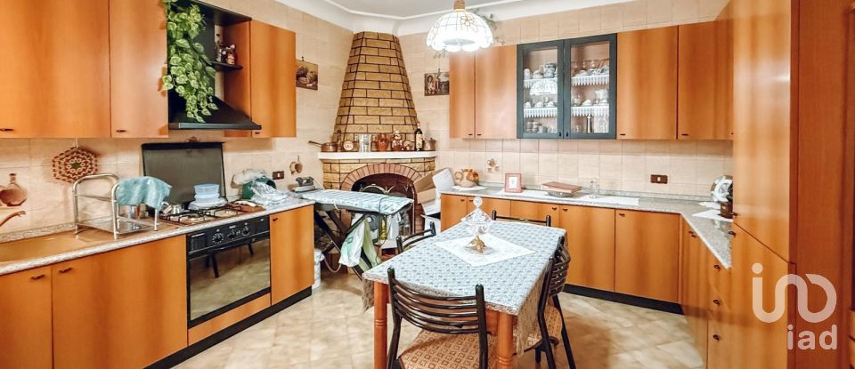 Casale 8 locali di 200 m² in Cisternino (72014)