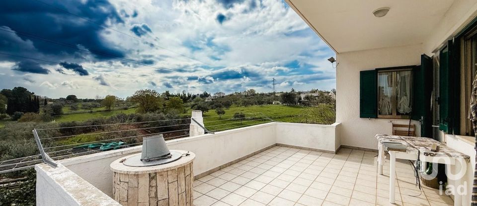 Casale 8 locali di 200 m² in Cisternino (72014)