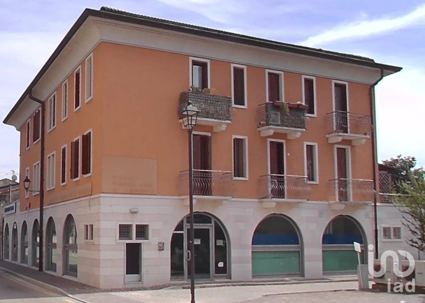 Negozio / locale commerciale di 225 m² in Roverbella (46048)